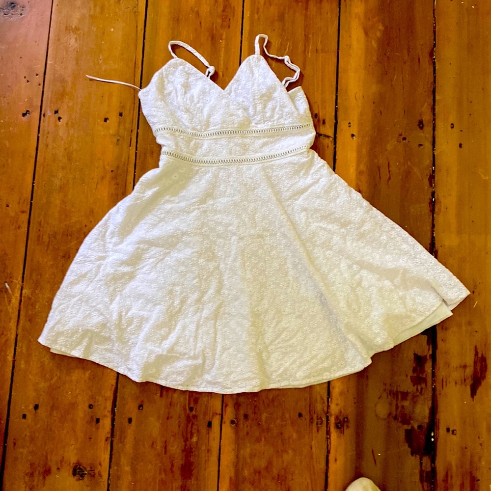 Gently used jun and ivy white floral dress no holes or stains size small